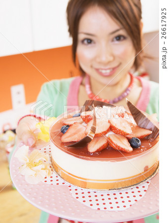 ケーキを持つ女性 26617925