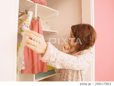 服を選ぶ女性 26617963