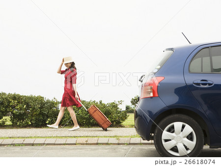 スーツケースを引く女性 26618074