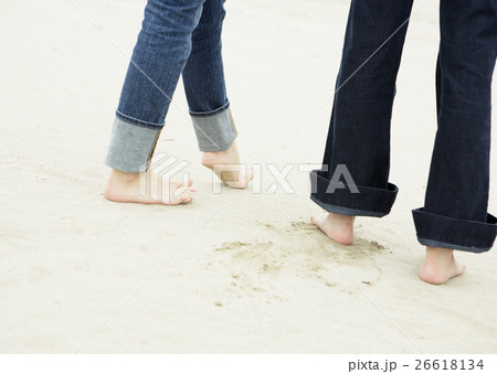 女性の足元 26618134