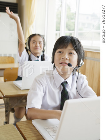 パソコンの授業を受ける小学生 パソコンの授業を受ける小学生 26618277