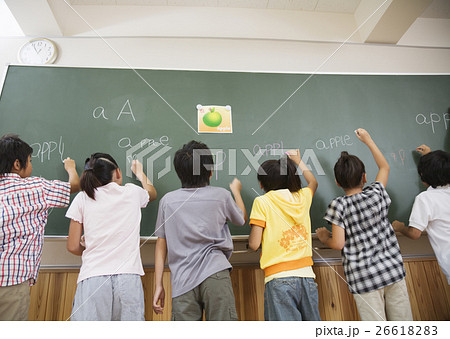 授業中の小学生 授業中の小学生 26618283