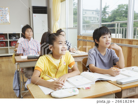 授業中の小学生 26618284