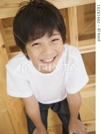 笑顔の小学生 26618291