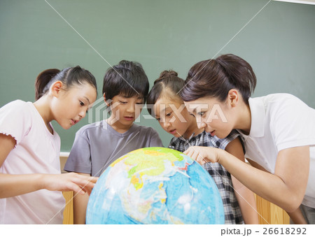 地球儀を見る先生と生徒 26618292
