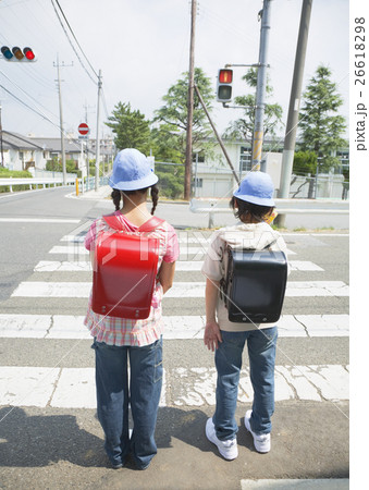 信号を待つ小学生 26618298