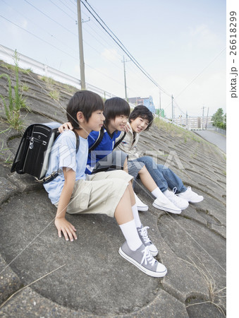 土手に座る小学生 土手に座る小学生 26618299