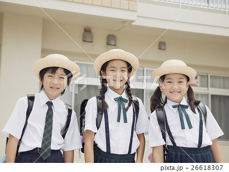 並んで立つ小学生 26618307