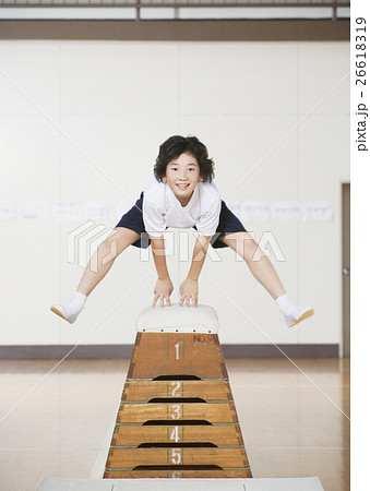 跳び箱を飛ぶ小学生 跳び箱を飛ぶ小学生 26618319