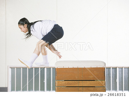 跳び箱を飛ぶ小学生 跳び箱を飛ぶ小学生 26618351