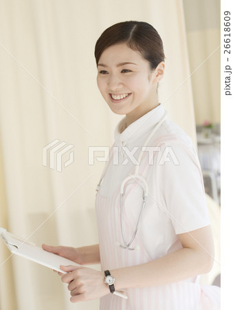 笑顔の看護師 26618609