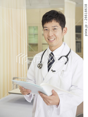 笑顔の医師 26618638