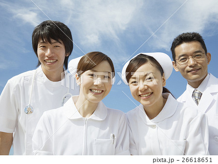 笑顔の医師と看護師 26618651