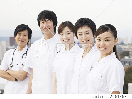 笑顔の医師と看護師 26618679