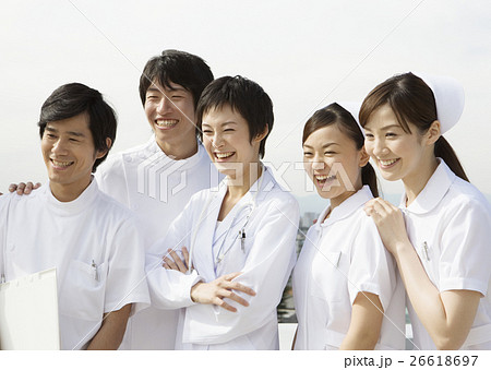 笑顔の医師と看護師 笑顔の医師と看護師 26618697