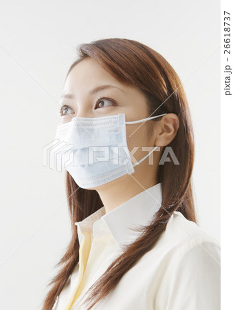マスクをする女性 マスクをする女性 26618737