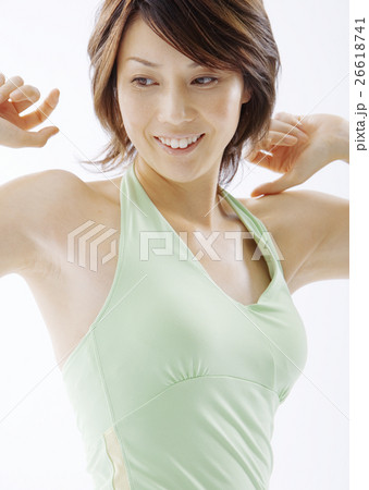 伸びをする女性 伸びをする女性 26618741
