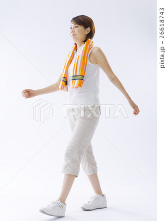 ウォーキングをする女性 26618743