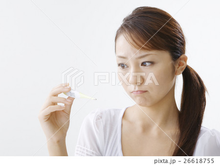 熱を測る女性 26618755