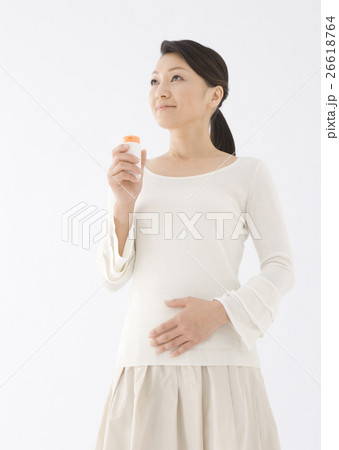 薬を飲む女性 薬を飲む女性 26618764