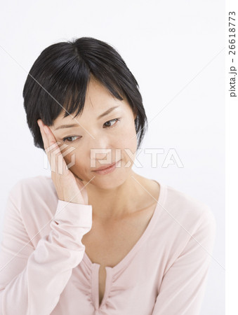 こめかみに手をあてる女性 こめかみに手をあてる女性 26618773