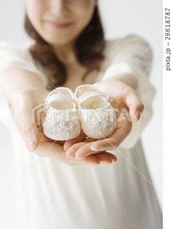ベビーシューズを持つ妊婦 ベビーシューズを持つ妊婦 26618787