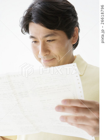 健康診断書を見る男性 26618796