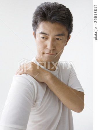 肩に手をあてる男性 肩に手をあてる男性 26618814
