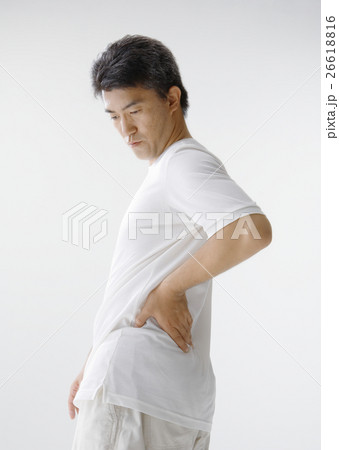 腰に手をあてる男性 腰に手をあてる男性 26618816