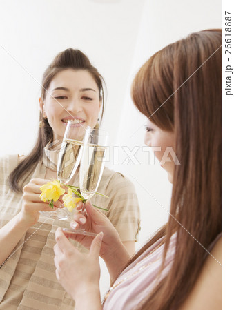 乾杯をする女性 乾杯をする女性 26618887
