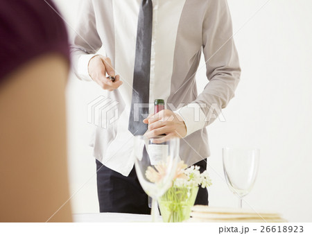 ワインを開ける 26618923