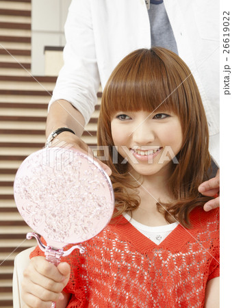 鏡を見る若い女性 26619022