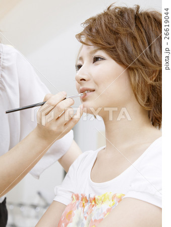 メイクをされる若い女性 26619044
