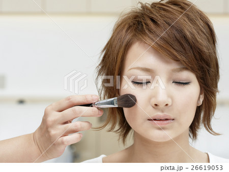 化粧をされる若い女性 化粧をされる若い女性 26619053