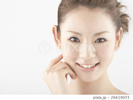 笑顔の若い女性 26619055