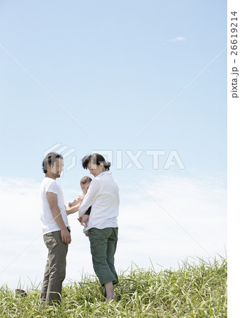 青空の下の親子 26619214