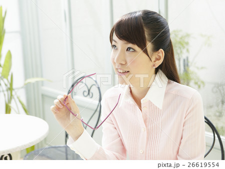 メガネを持つ若い女性 26619554