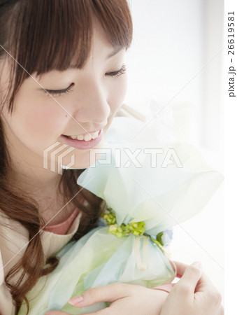 プレゼントを持つ若い女性 プレゼントを持つ若い女性 26619581
