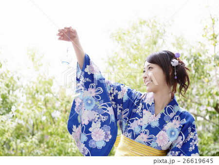 風鈴を見る若い女性 26619645