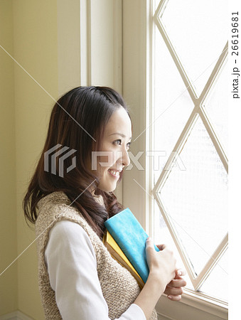 窓辺に立つ若い女性 窓辺に立つ若い女性 26619681