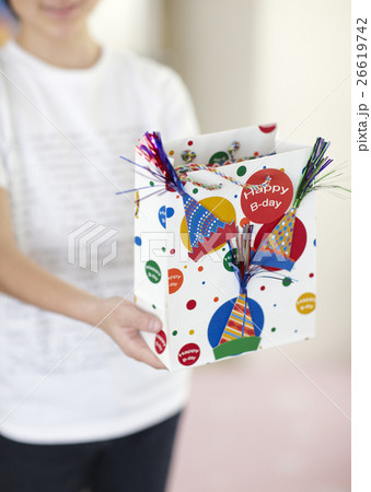 プレゼントを持つ少年 26619742