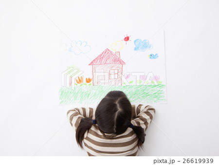 家の絵を見つめる女の子 家の絵を見つめる女の子 26619939