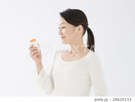 薬瓶を持つ女性 26620155