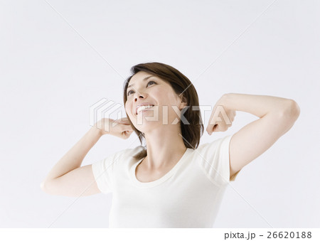 伸びをする女性 26620188