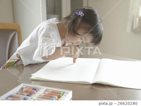 クレヨンで絵を描く女の子 26620280