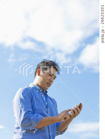 スマートフォンを操作する男性 26620301