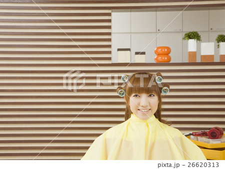 ヘアーカーラーを巻いた若い女性 ヘアーカーラーを巻いた若い女性 26620313