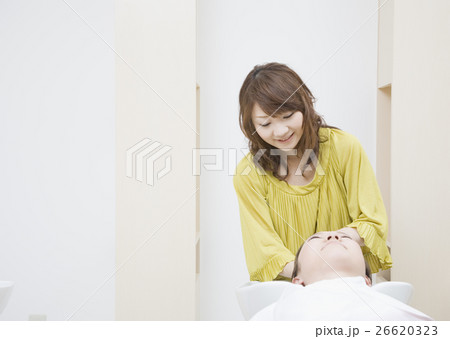 シャンプーする美容師 26620323