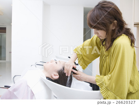 シャンプーする美容師 26620327