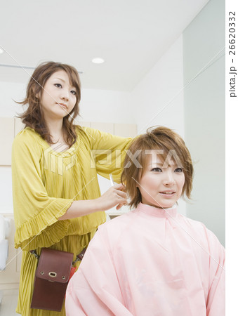 ヘアセットする美容師 26620332
